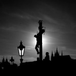 Скульптуры Карлова моста ночью